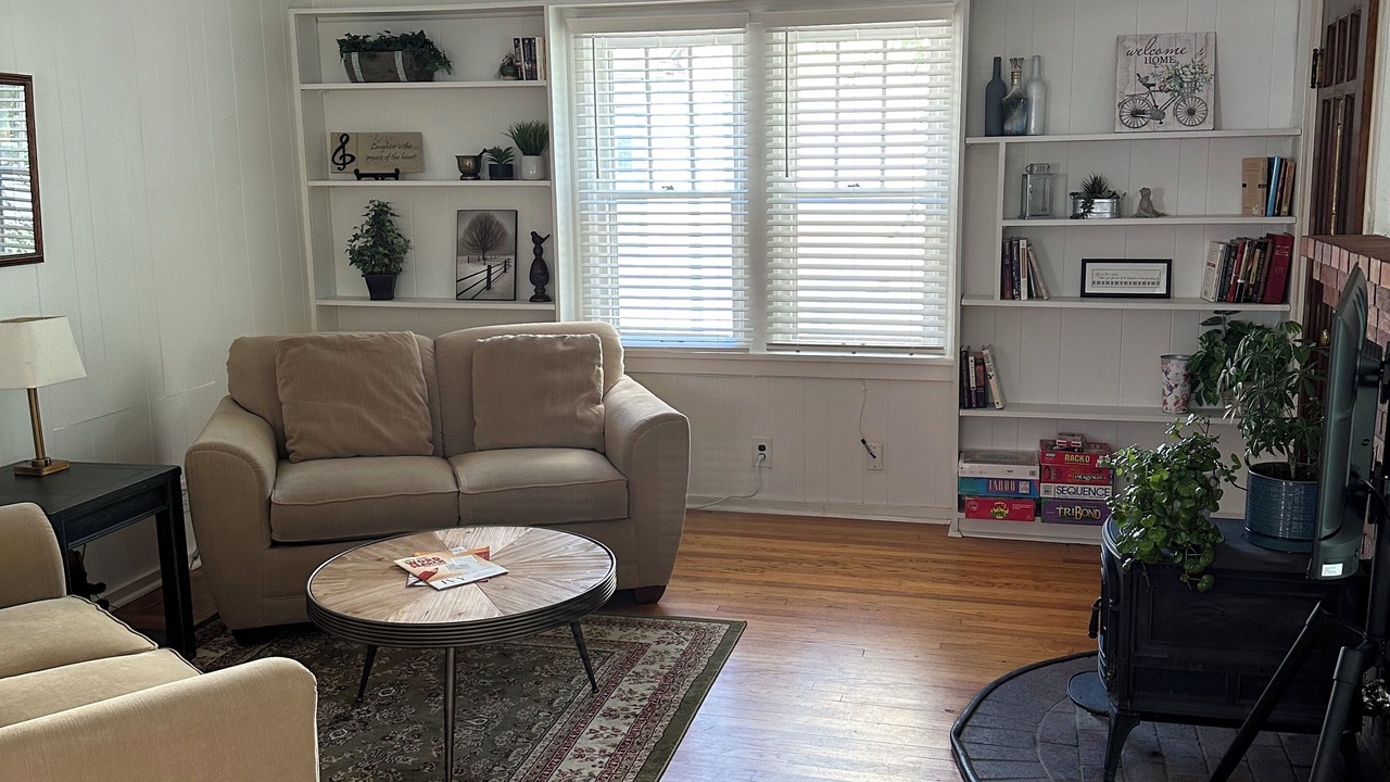 Photo of Livingroom in Central - Terry