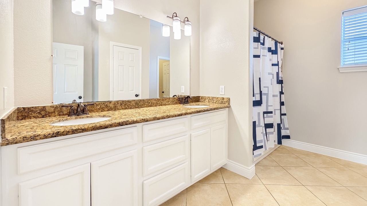 Photo of Bathroom in Cloverleaf