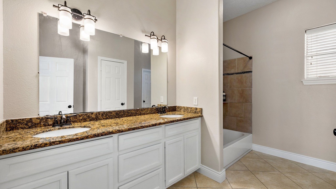 Photo of Bathroom in Cloverleaf