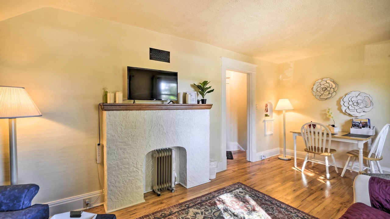 Photo of Livingroom in Central - Terry