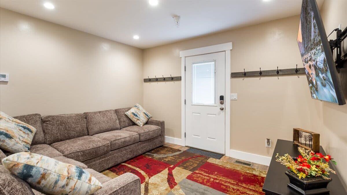 Photo of Livingroom in Leigh Creek Estates