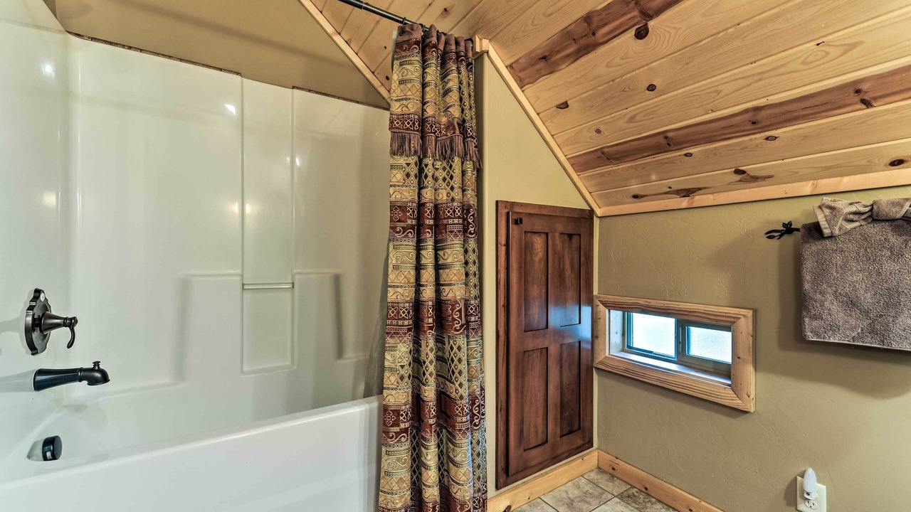 Photo of Bathroom in Island Park