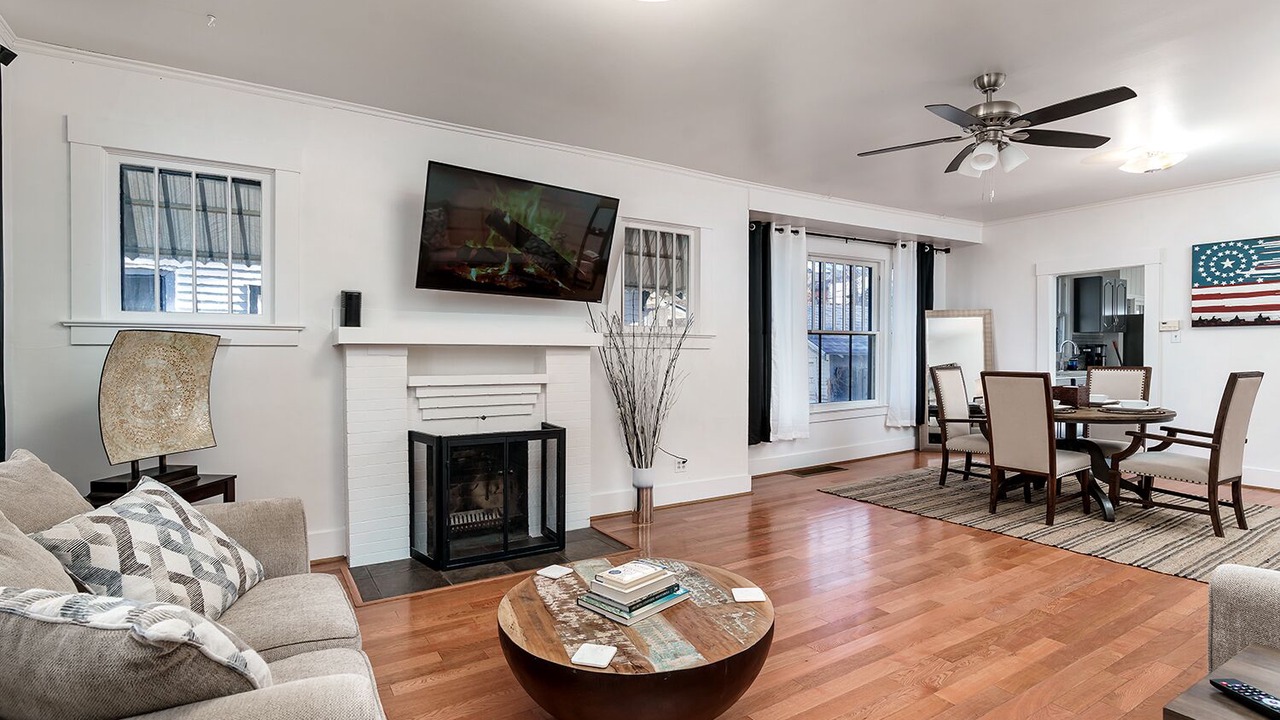 Photo of Livingroom in Central - Terry