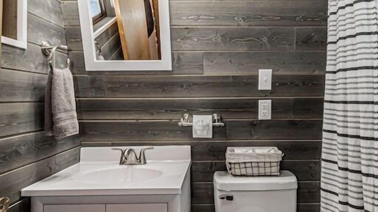 Photo of Bathroom in Island Park