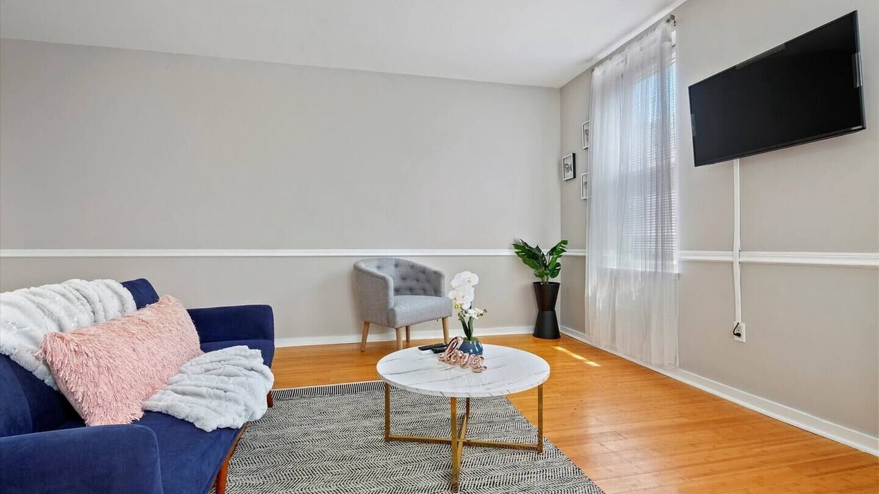 Photo of Livingroom in Graduate Hospital