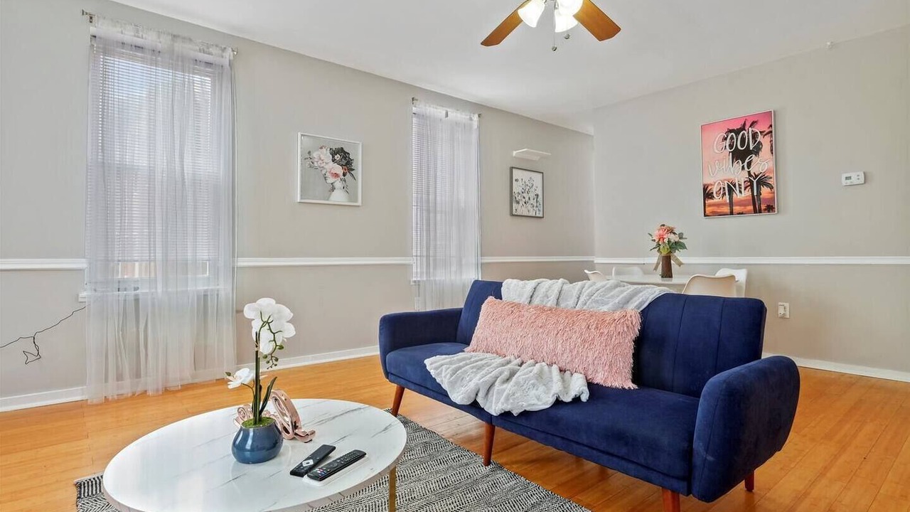 Photo of Livingroom in Graduate Hospital