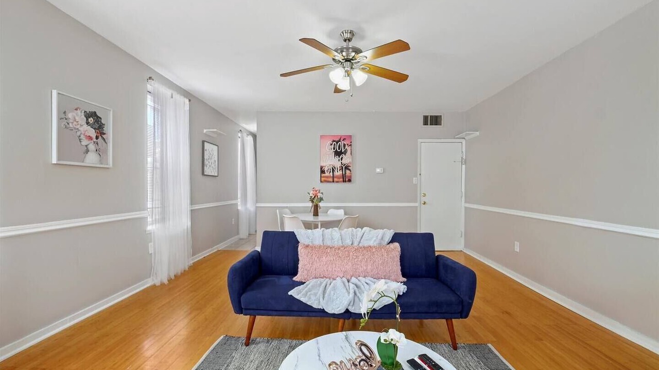 Photo of Livingroom in Graduate Hospital