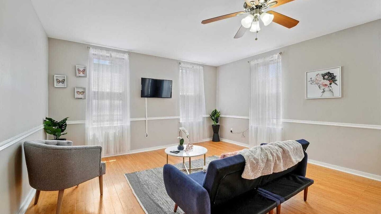 Photo of Livingroom in Graduate Hospital