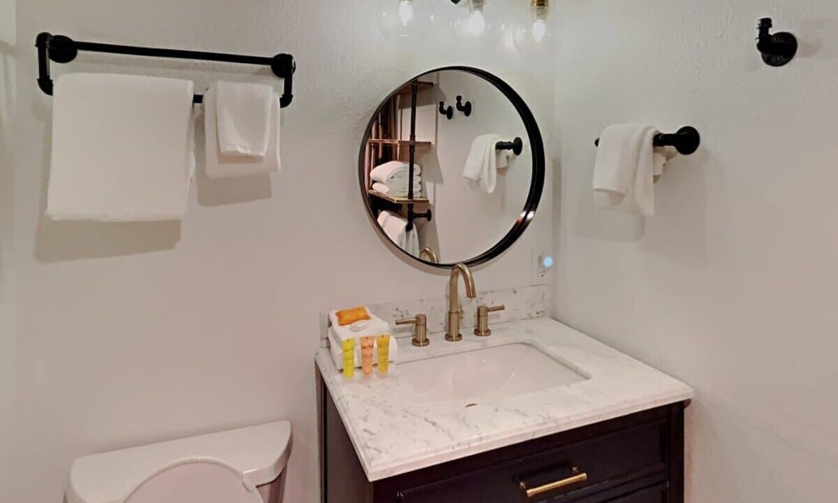 Photo of Bathroom in Peak 8