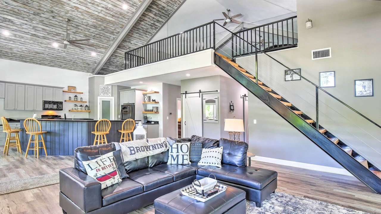 Photo of Livingroom in McQueeney