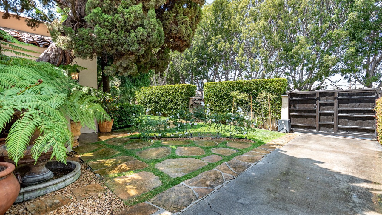 Photo of Outdoor in Greater Wilshire - Hancock Park