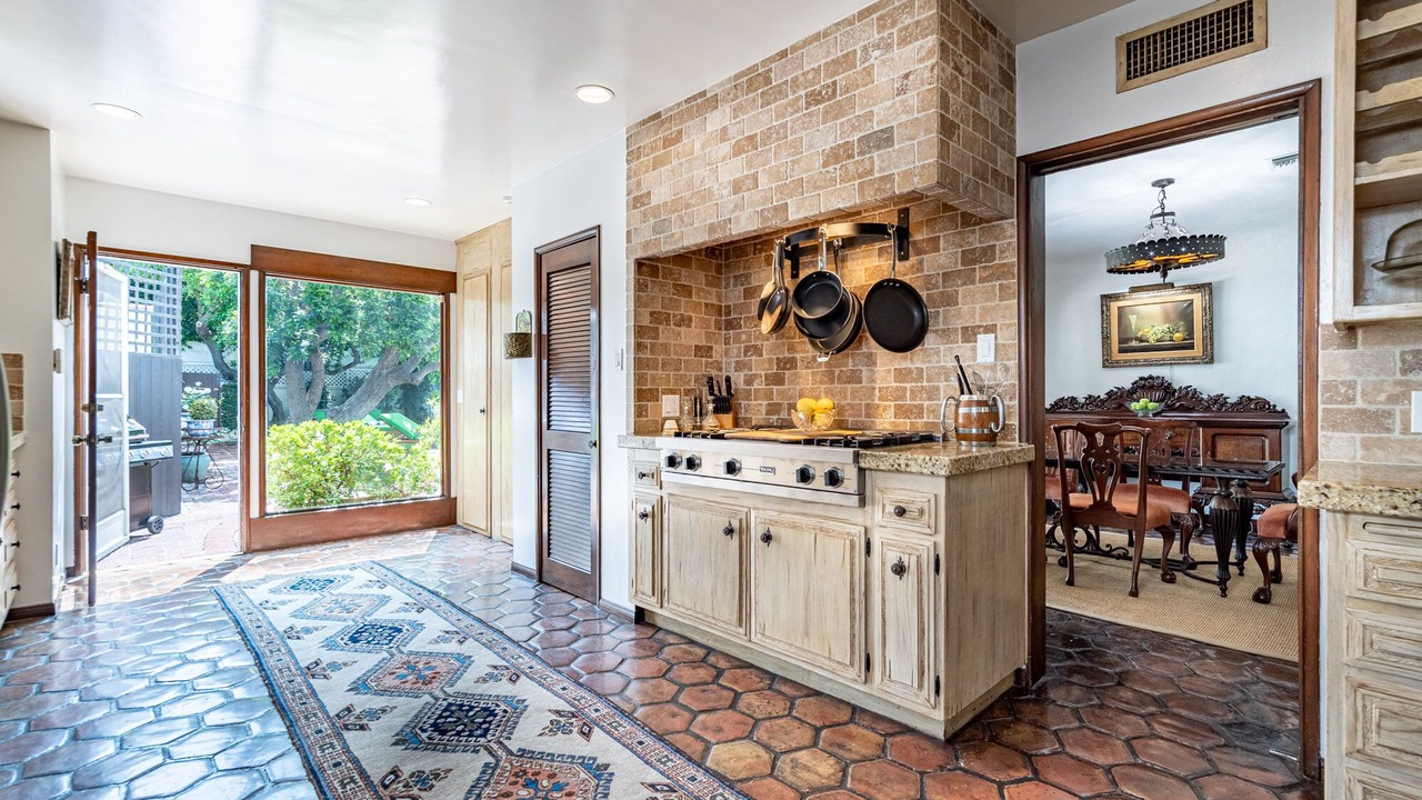 Photo of Kitchen in Greater Wilshire - Hancock Park