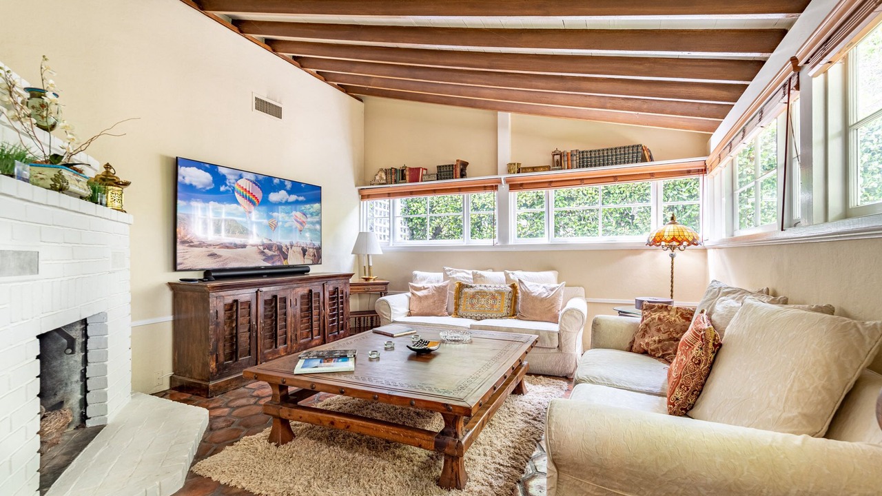 Photo of Livingroom in Greater Wilshire - Hancock Park