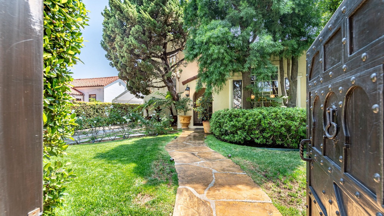 Photo of Outdoor in Greater Wilshire - Hancock Park