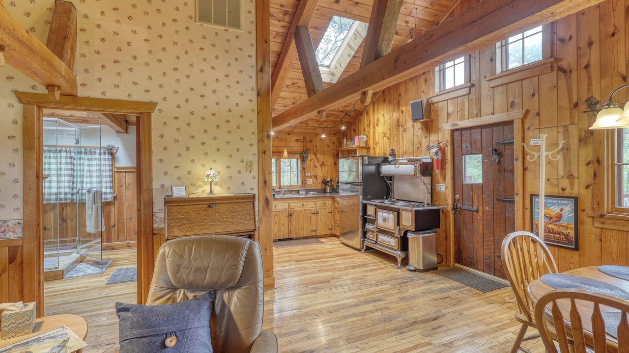 Photo of Livingroom in Colonial Pine Hills