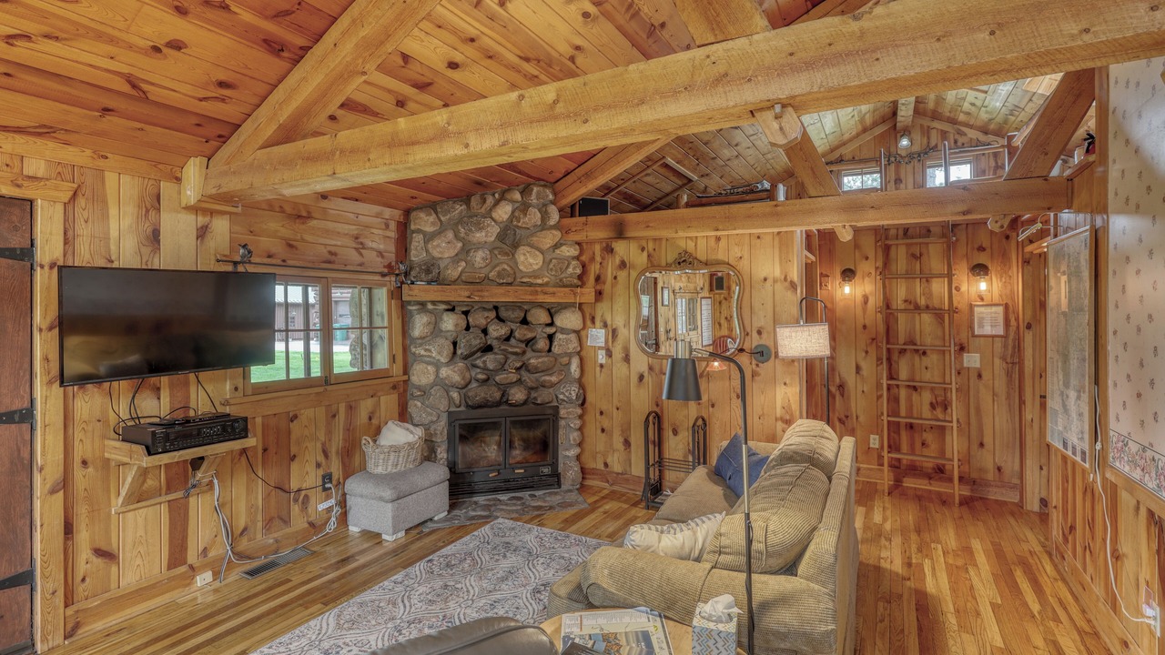Photo of Livingroom in Colonial Pine Hills