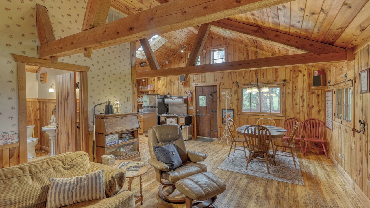 Photo of Livingroom in Colonial Pine Hills