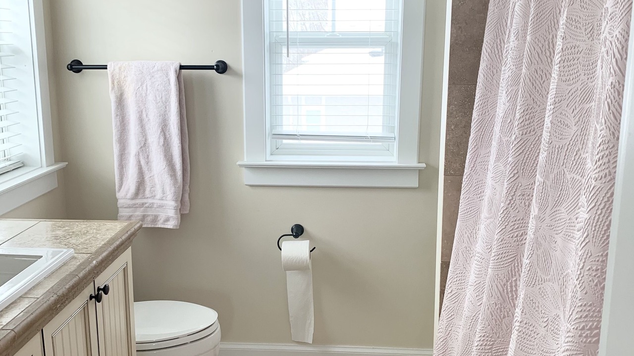 Photo of Bathroom in Summit Station