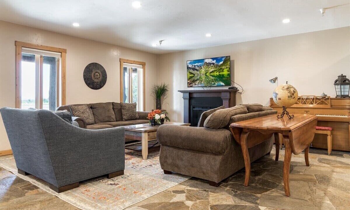 Photo of Livingroom in Leigh Creek Estates