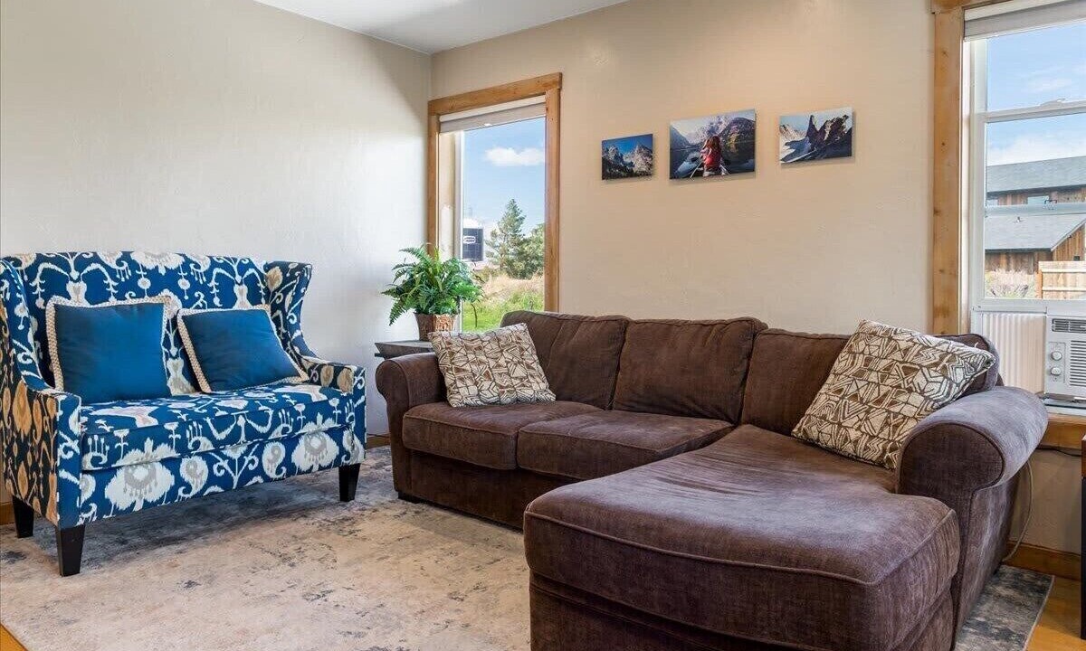 Photo of Livingroom in Leigh Creek Estates