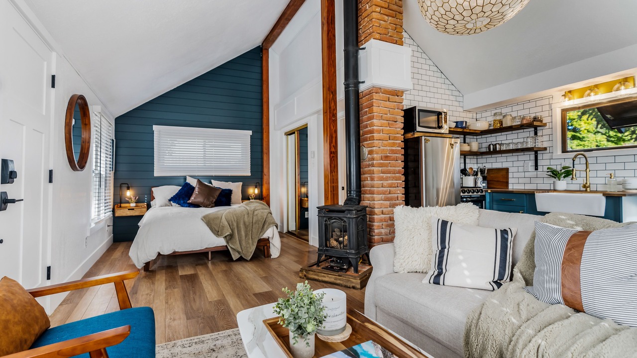 Photo of Bedroom in Depot Bench