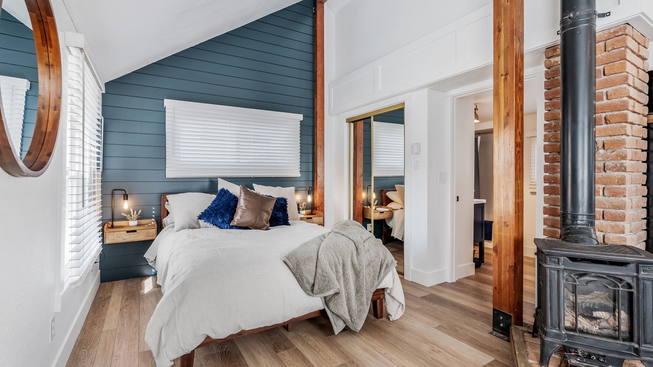Photo of Bedroom in Depot Bench