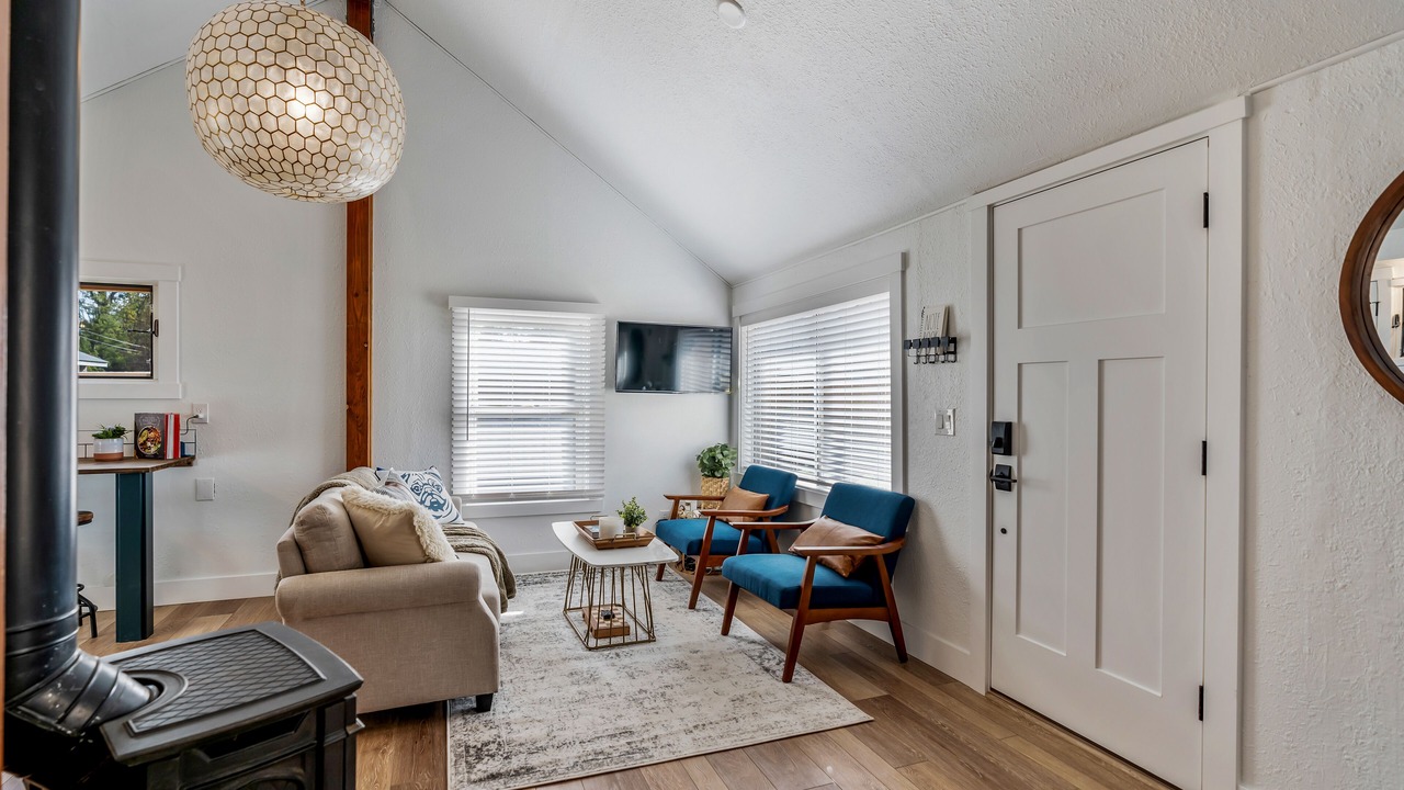 Photo of Livingroom in Depot Bench