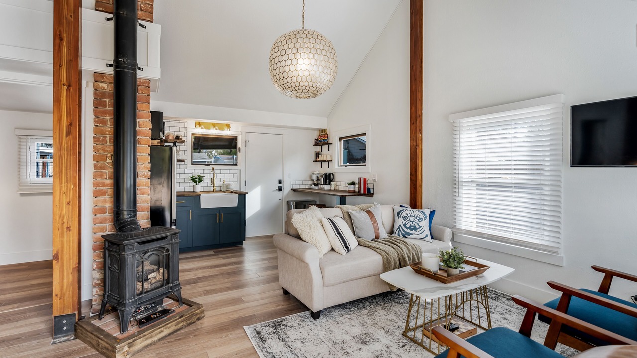 Photo of Livingroom in Depot Bench