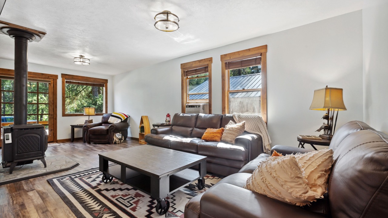 Photo of Livingroom in West Glacier