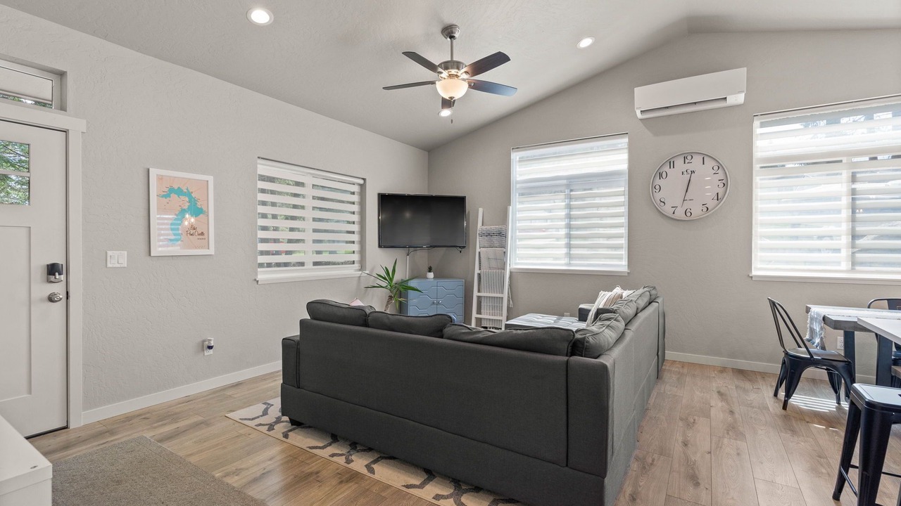 Photo of Livingroom in Bayview