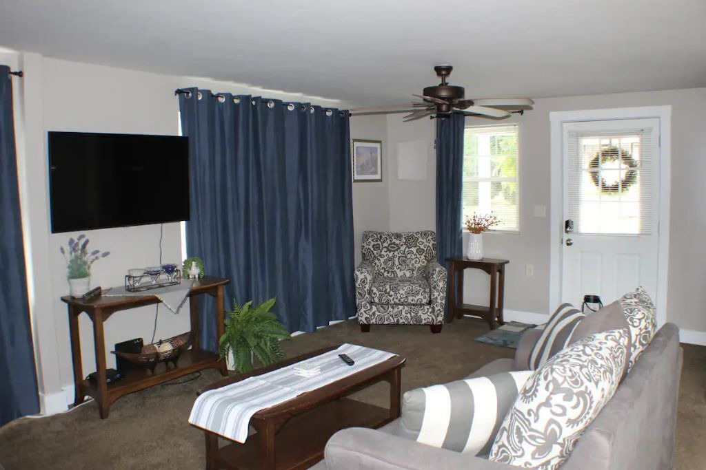 Photo of Livingroom in Sugarcreek