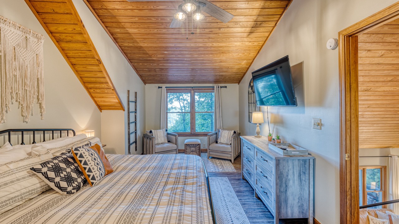 Photo of Bedroom in Walnut Mountain