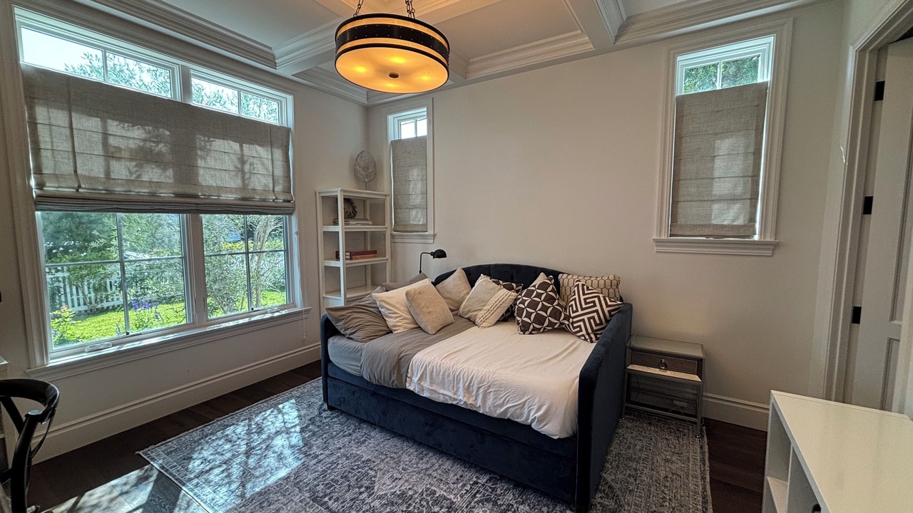 Photo of Livingroom in North of Wilshire