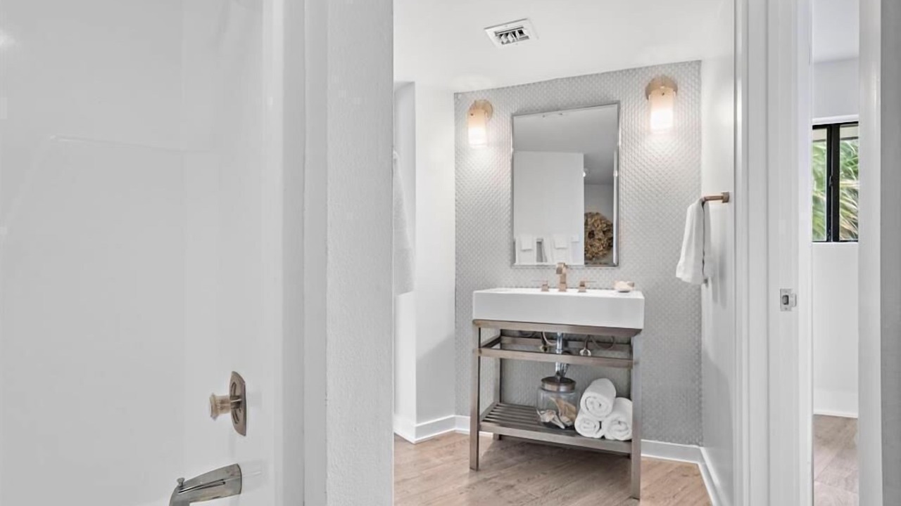 Photo of Bathroom in Pirates Beach