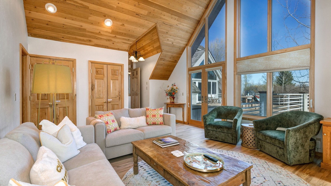 Photo of Livingroom in Teton Pines