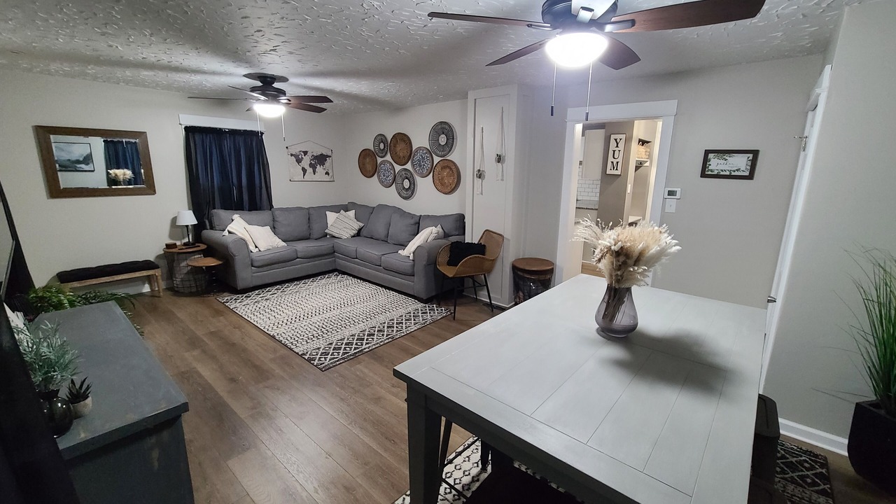 Photo of Livingroom in Elyria