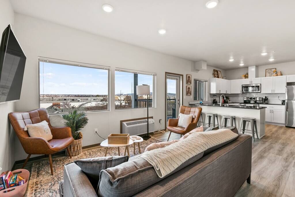 Photo of Livingroom in South Perry District
