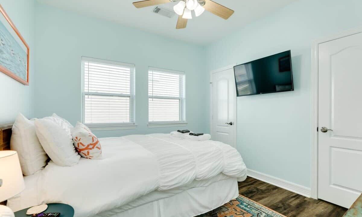 Photo of Bedroom in Pirates Beach