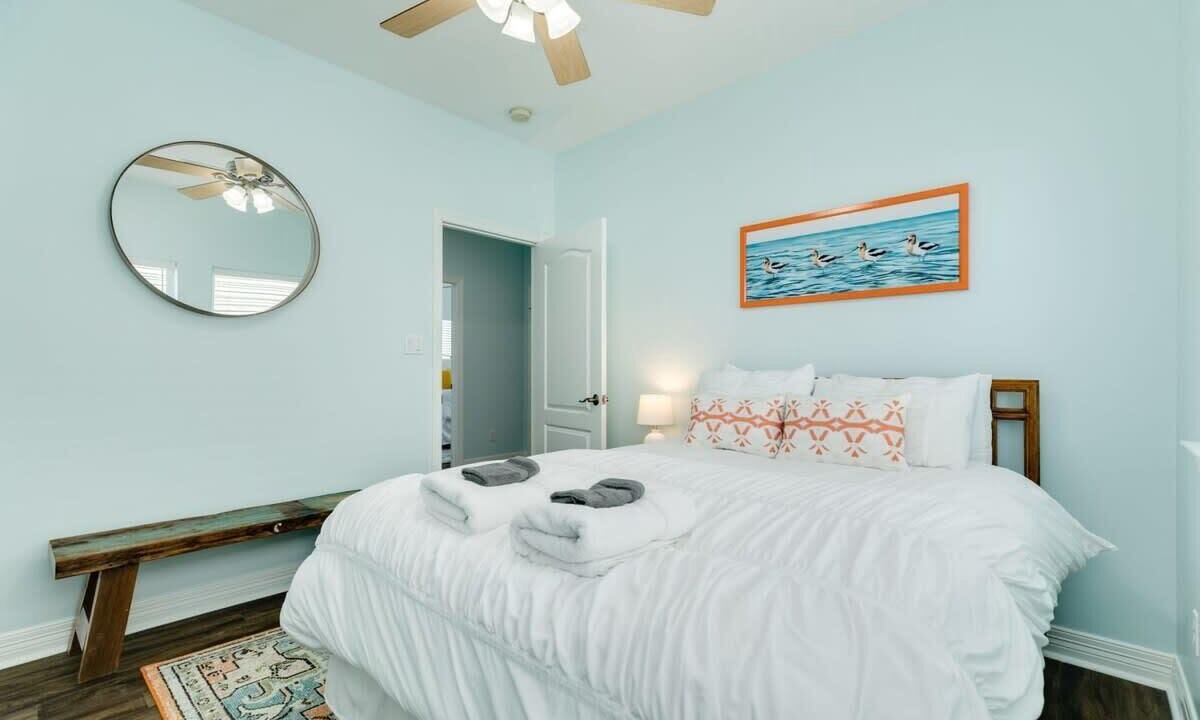 Photo of Bedroom in Pirates Beach