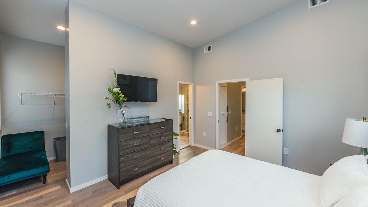 Photo of Bedroom in Detroit - Shoreway