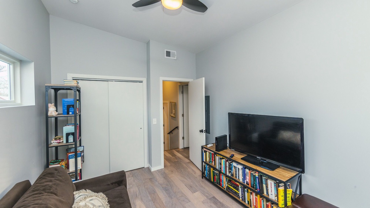 Photo of Livingroom in Detroit - Shoreway