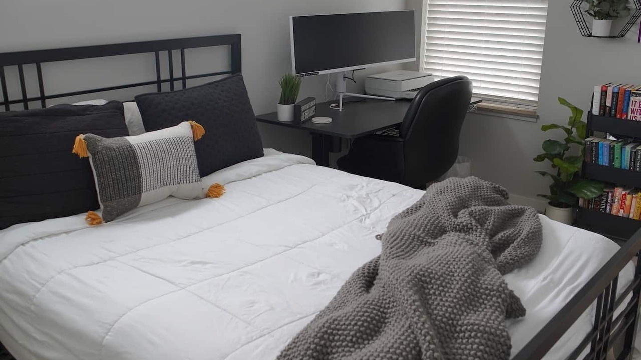 Photo of Bedroom in Detroit - Shoreway