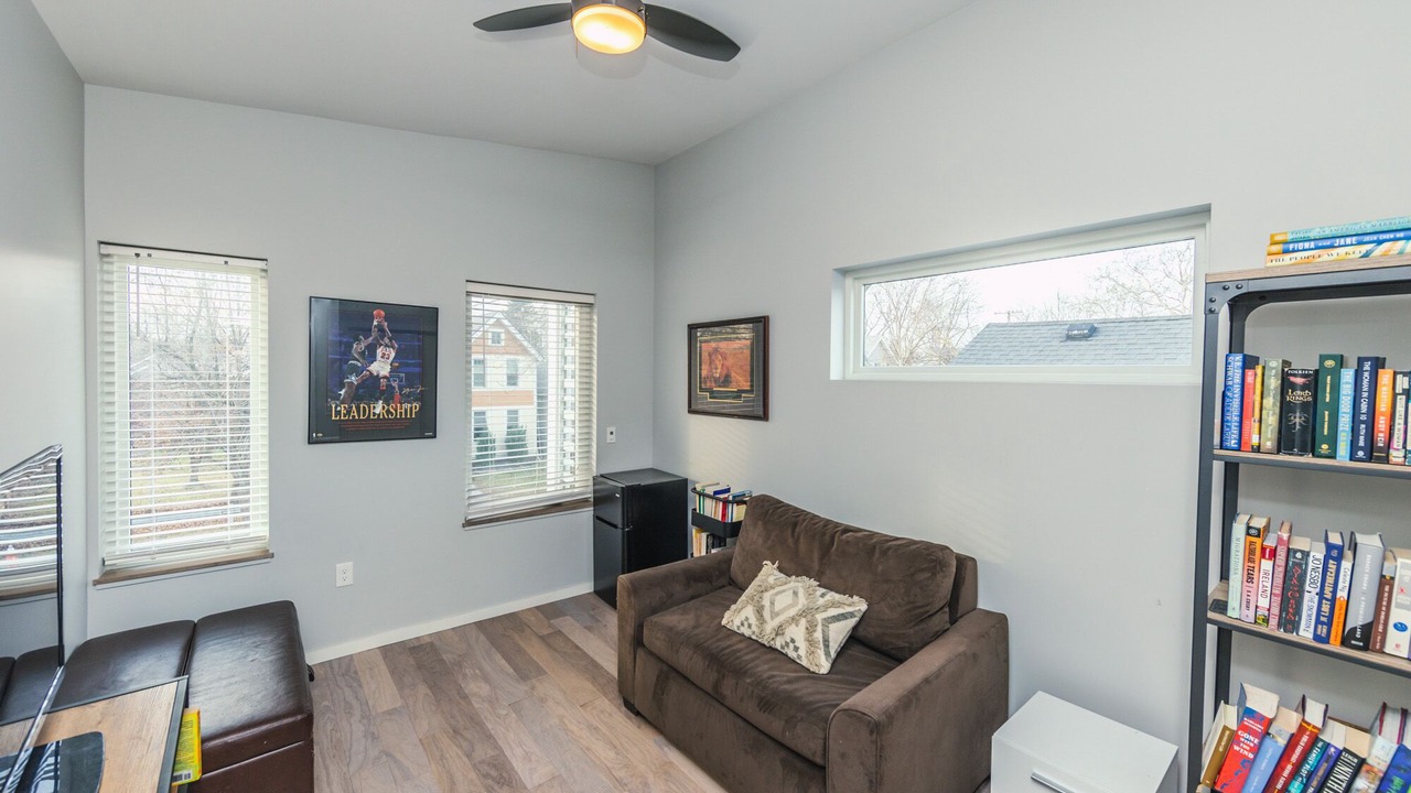 Photo of Livingroom in Detroit - Shoreway