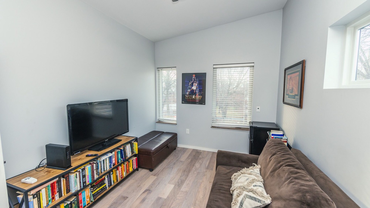 Photo of Livingroom in Detroit - Shoreway