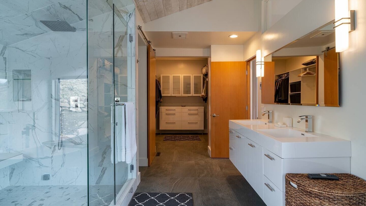 Photo of Bathroom in Elkhorn Village