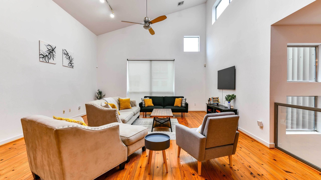 Photo of Livingroom in Astrodome