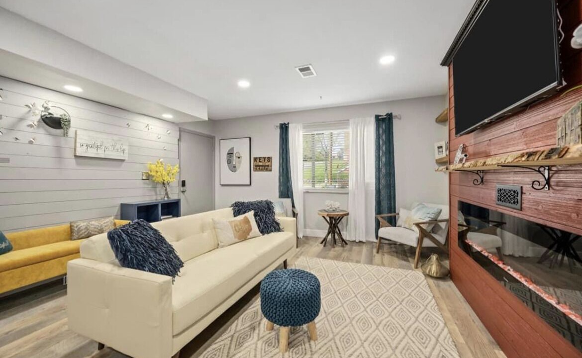 Photo of Livingroom in Roselawn Finance