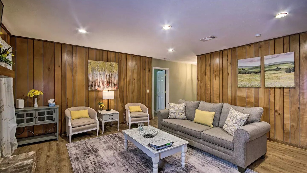 Photo of Livingroom in Tougaloo