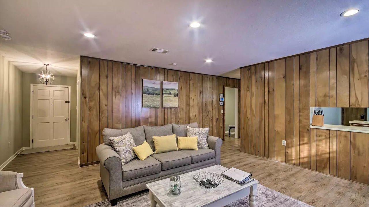 Photo of Livingroom in Tougaloo