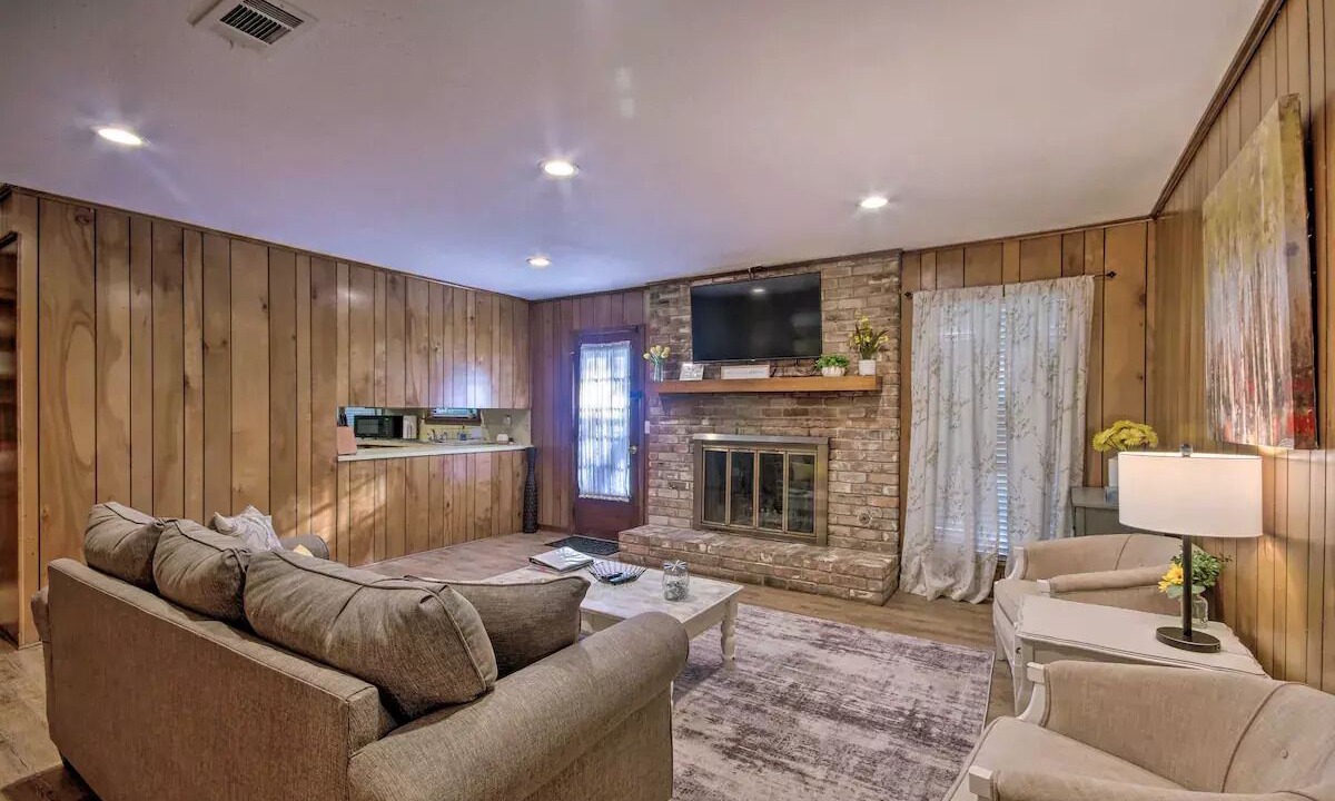 Photo of Livingroom in Tougaloo